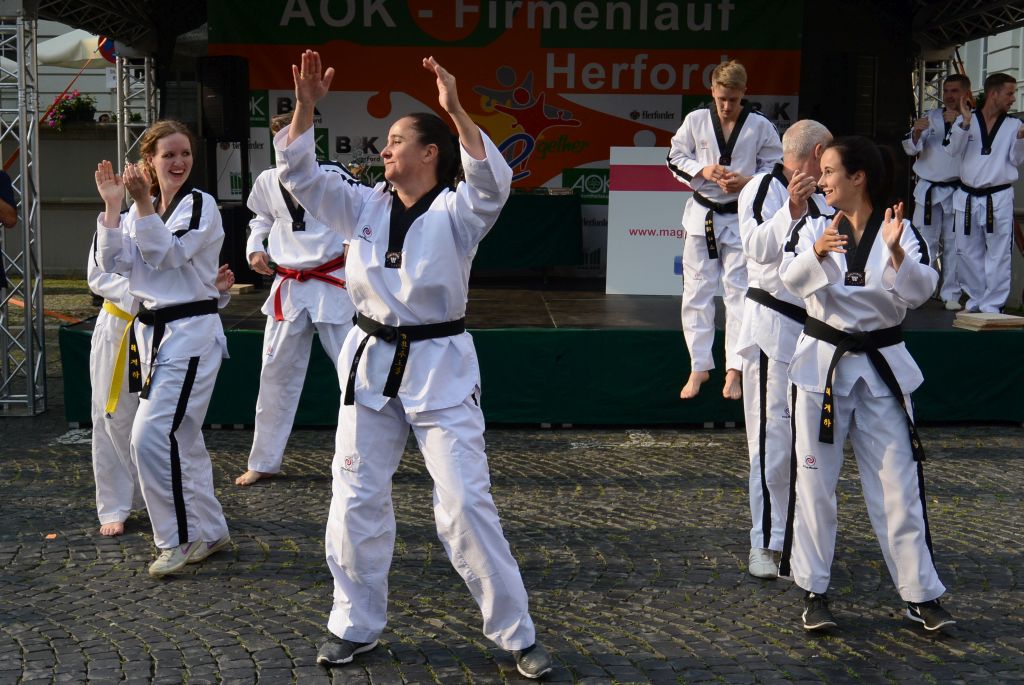 WNNRZ Taekwondo vorführung beim 02. AOK firmenlauf